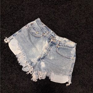 LEVI DISTRESSED DENIM SHORTS 550